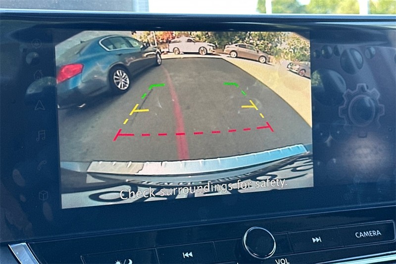 Nissan Altima Vehicle Full-screen Gallery Image 19