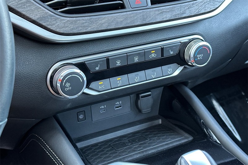 Nissan Altima Vehicle Full-screen Gallery Image 20