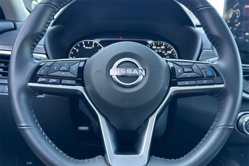 Nissan Altima Vehicle Full-screen Gallery Image 23