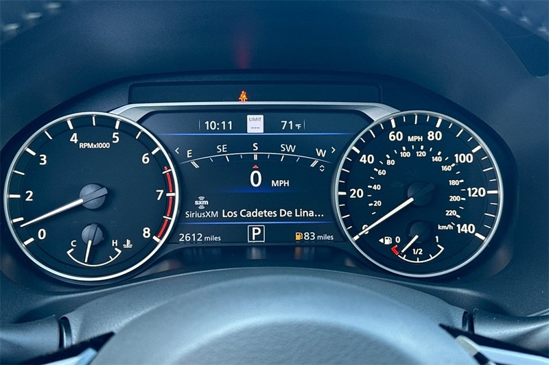 Nissan Altima Vehicle Full-screen Gallery Image 24