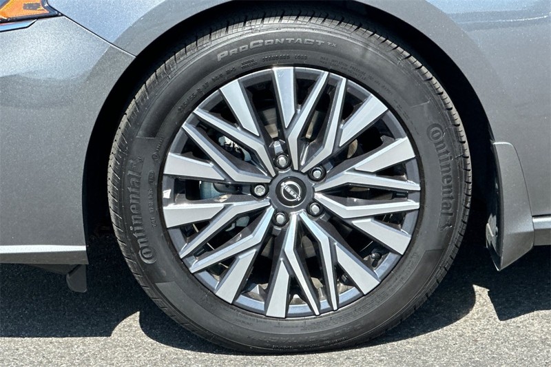 Nissan Altima Vehicle Full-screen Gallery Image 26