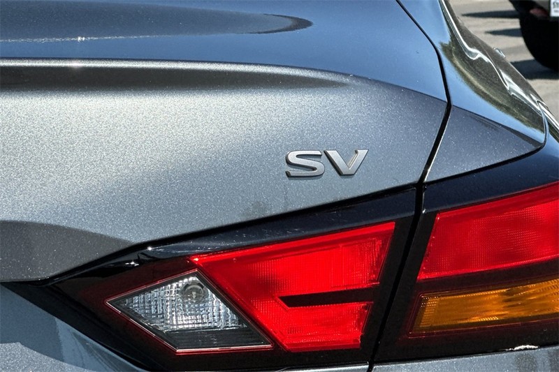 Nissan Altima Vehicle Full-screen Gallery Image 27
