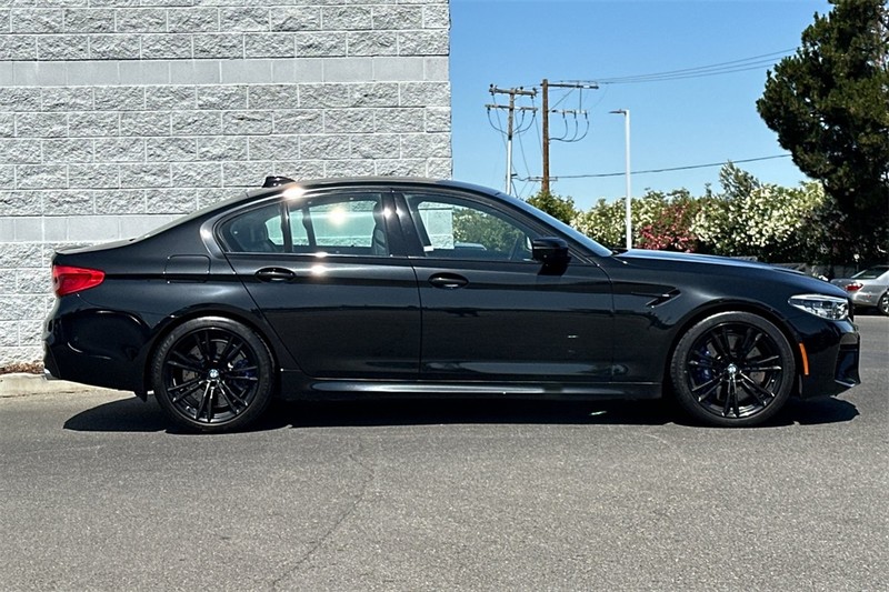 BMW M5 Vehicle Full-screen Gallery Image 03
