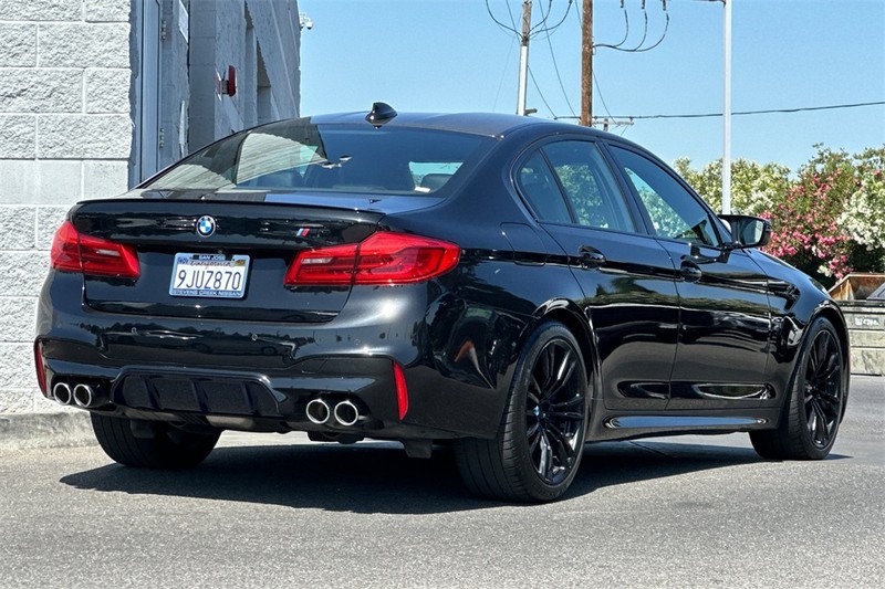 BMW M5 Vehicle Full-screen Gallery Image 04