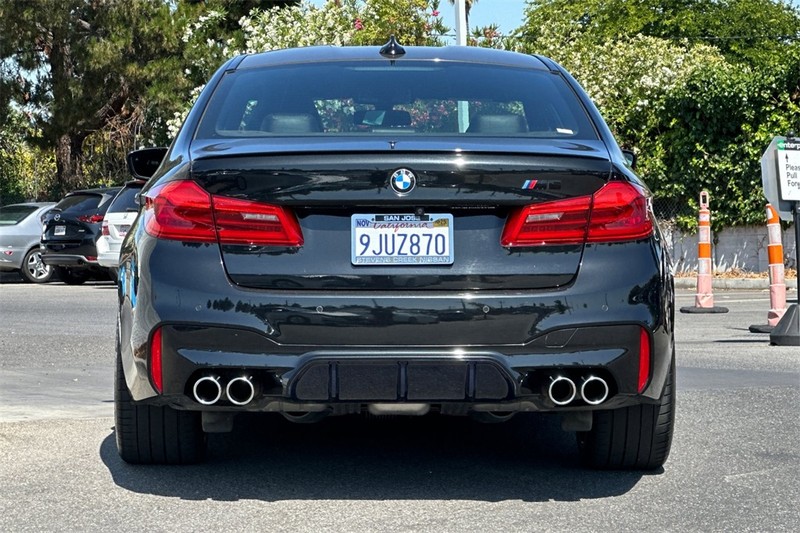 BMW M5 Vehicle Full-screen Gallery Image 05