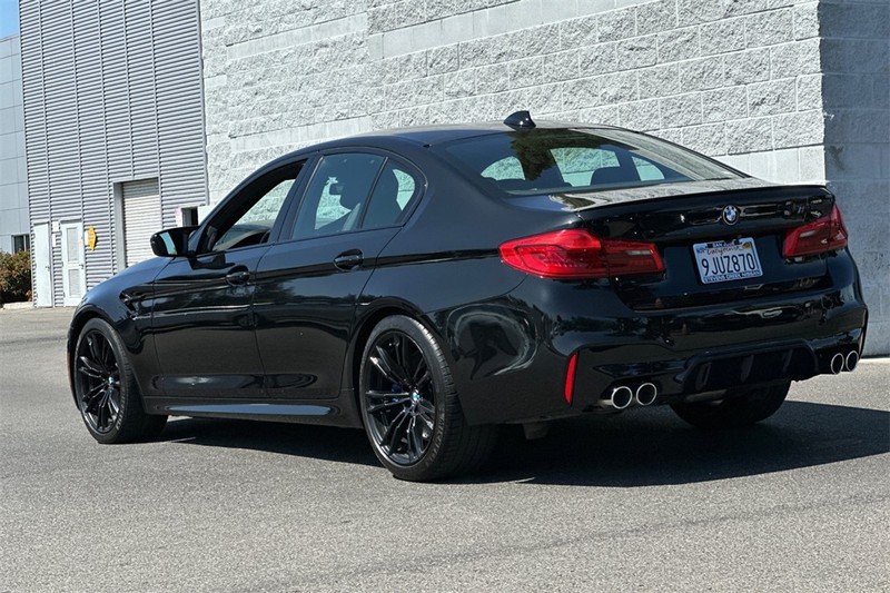 BMW M5 Vehicle Full-screen Gallery Image 06