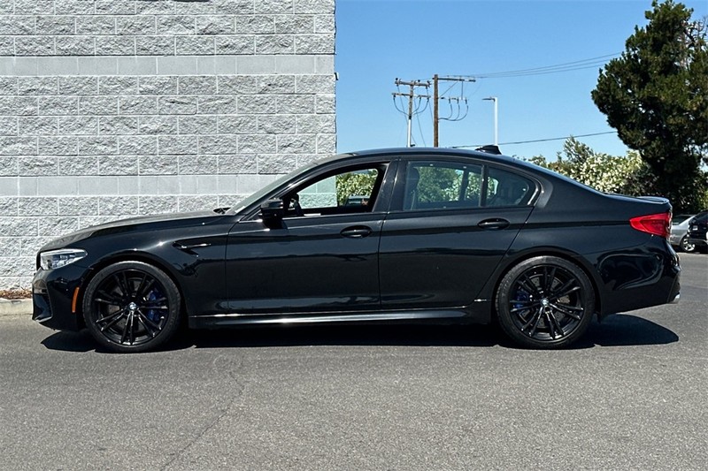 BMW M5 Vehicle Full-screen Gallery Image 07
