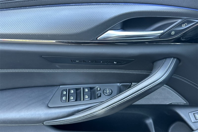 BMW M5 Vehicle Full-screen Gallery Image 11