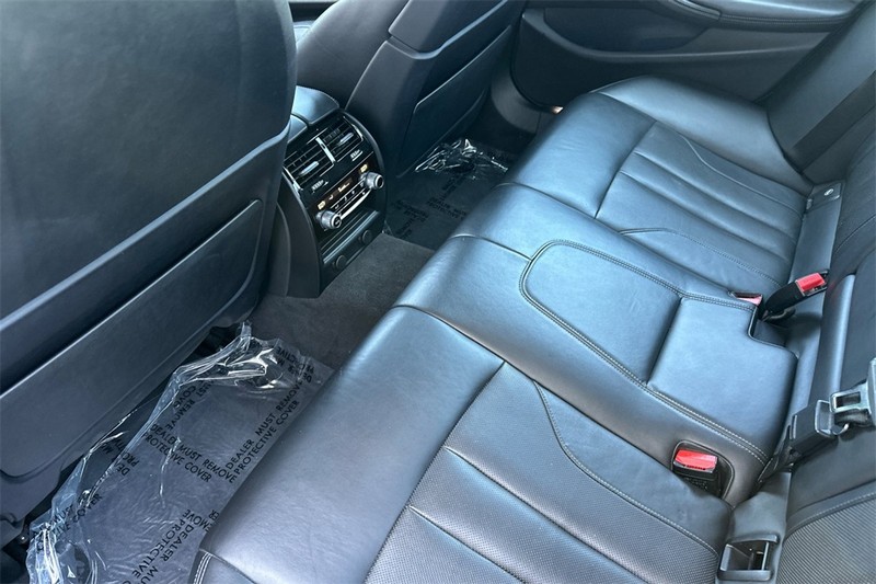 BMW M5 Vehicle Full-screen Gallery Image 12
