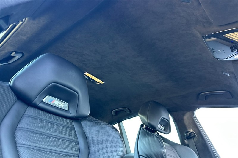BMW M5 Vehicle Full-screen Gallery Image 16