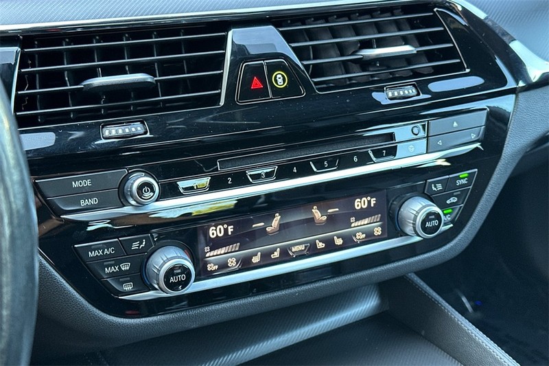 BMW M5 Vehicle Full-screen Gallery Image 20