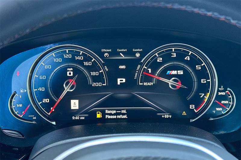 BMW M5 Vehicle Full-screen Gallery Image 24