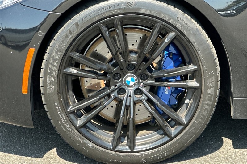 BMW M5 Vehicle Full-screen Gallery Image 26