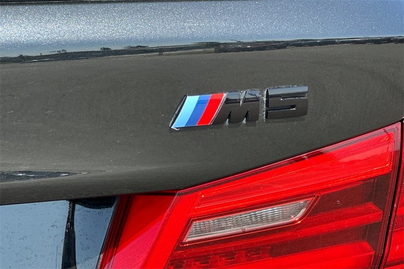 BMW M5 Vehicle Full-screen Gallery Image 27