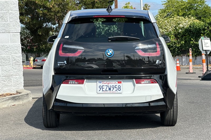 BMW i3 Vehicle Full-screen Gallery Image 05