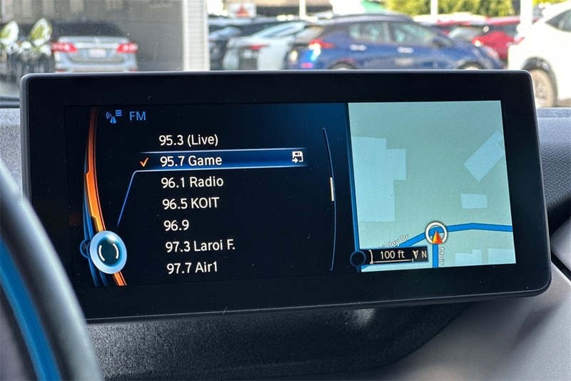 BMW i3 Vehicle Full-screen Gallery Image 18