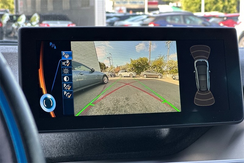 BMW i3 Vehicle Full-screen Gallery Image 20