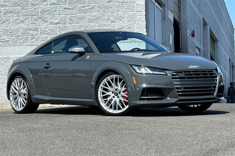 Audi TTS Vehicle Full-screen Gallery Image 02