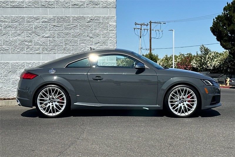 Audi TTS Vehicle Full-screen Gallery Image 03