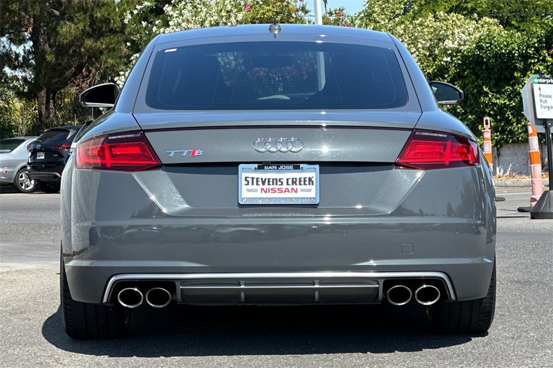 Audi TTS Vehicle Full-screen Gallery Image 05