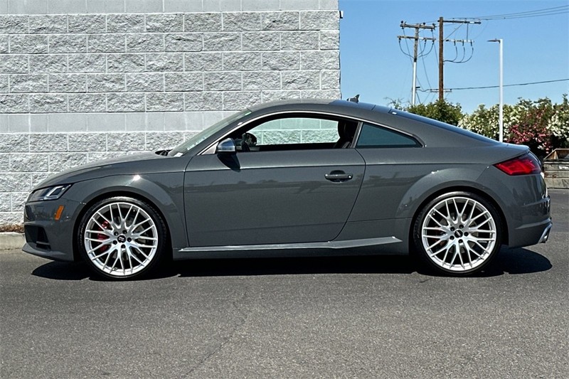 Audi TTS Vehicle Full-screen Gallery Image 07