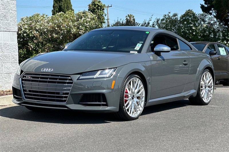 Audi TTS Vehicle Full-screen Gallery Image 08