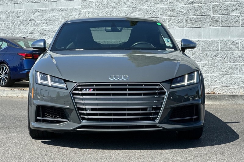 Audi TTS Vehicle Full-screen Gallery Image 09