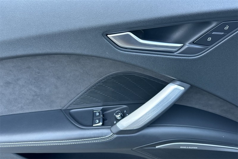 Audi TTS Vehicle Full-screen Gallery Image 11