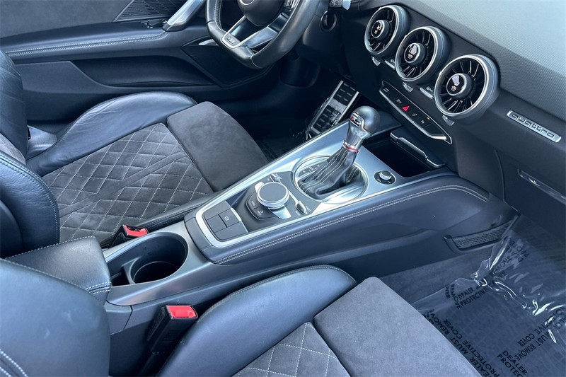 Audi TTS Vehicle Full-screen Gallery Image 15