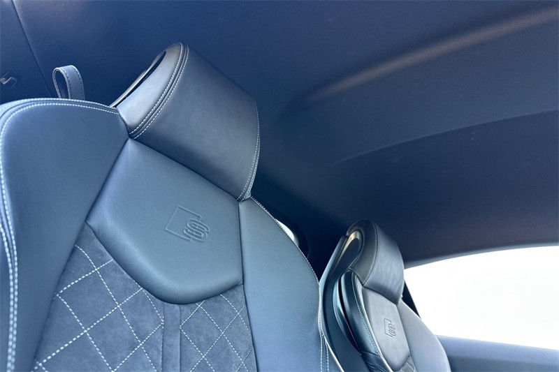 Audi TTS Vehicle Full-screen Gallery Image 16