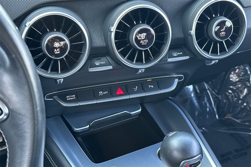 Audi TTS Vehicle Full-screen Gallery Image 20