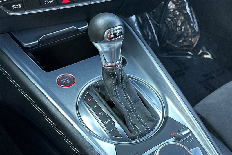 Audi TTS Vehicle Full-screen Gallery Image 21