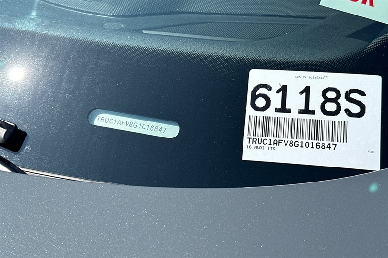 Audi TTS Vehicle Full-screen Gallery Image 28