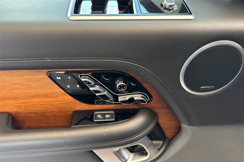 Land Rover Range Rover Vehicle Full-screen Gallery Image 11