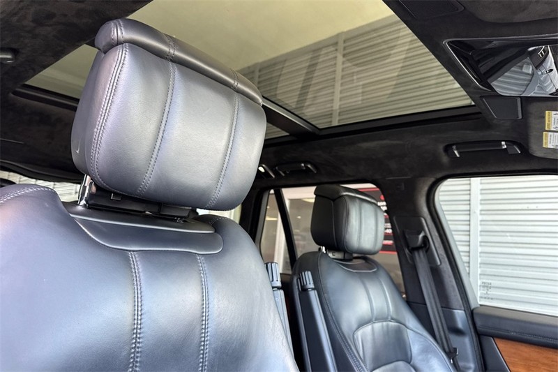 Land Rover Range Rover Vehicle Full-screen Gallery Image 17