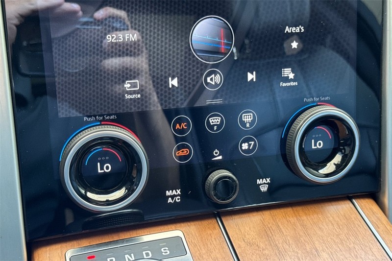 Land Rover Range Rover Vehicle Full-screen Gallery Image 21