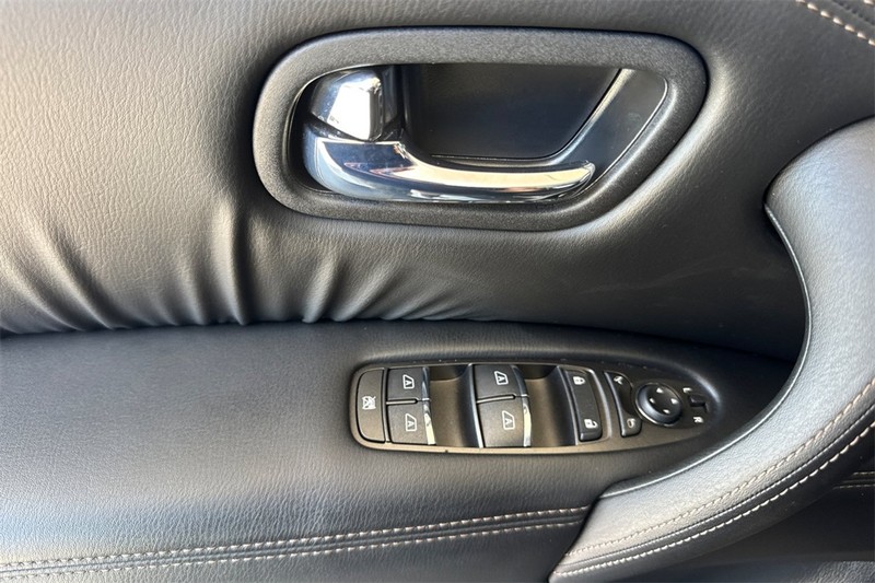 Nissan Armada Vehicle Full-screen Gallery Image 11