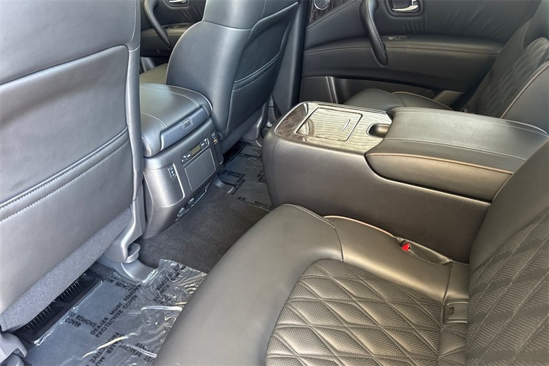 Nissan Armada Vehicle Full-screen Gallery Image 12