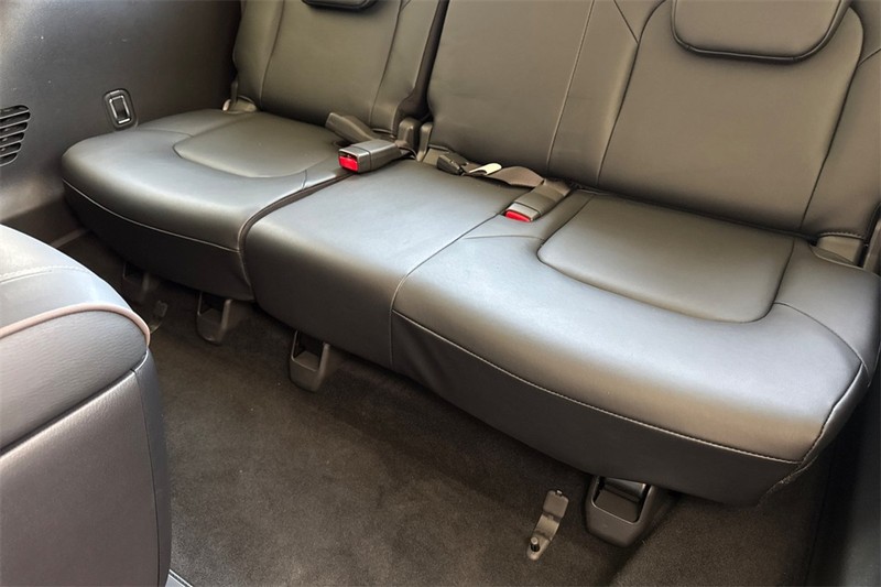 Nissan Armada Vehicle Full-screen Gallery Image 15