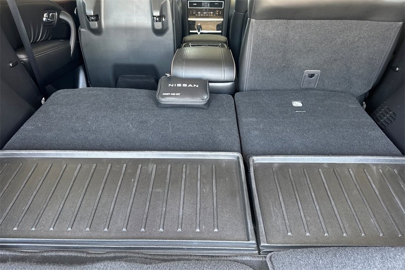 Nissan Armada Vehicle Full-screen Gallery Image 16