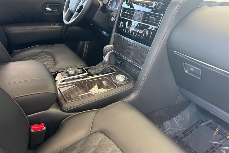 Nissan Armada Vehicle Full-screen Gallery Image 17