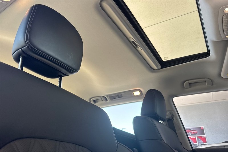 Nissan Armada Vehicle Full-screen Gallery Image 18