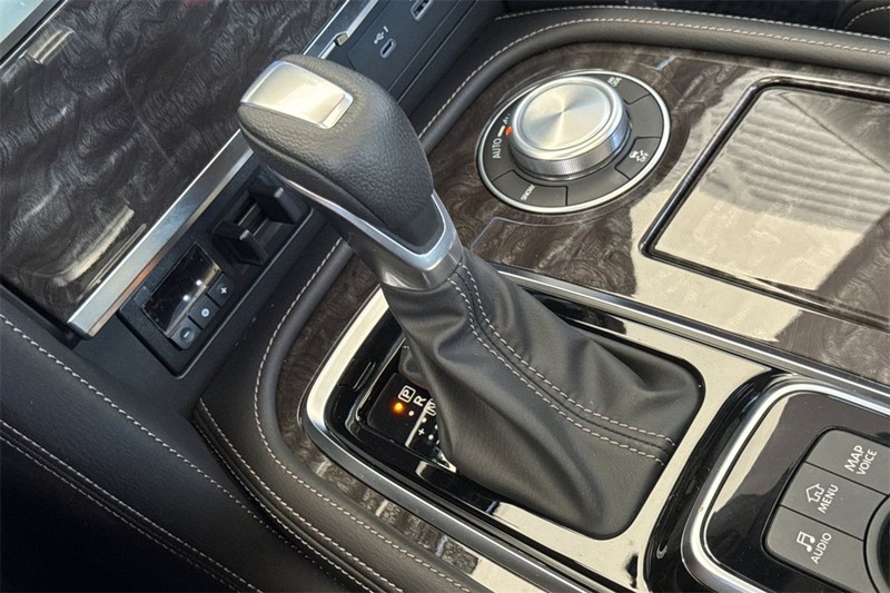 Nissan Armada Vehicle Full-screen Gallery Image 22