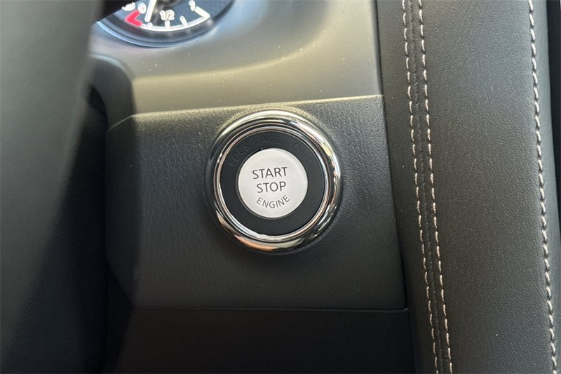 Nissan Armada Vehicle Full-screen Gallery Image 23