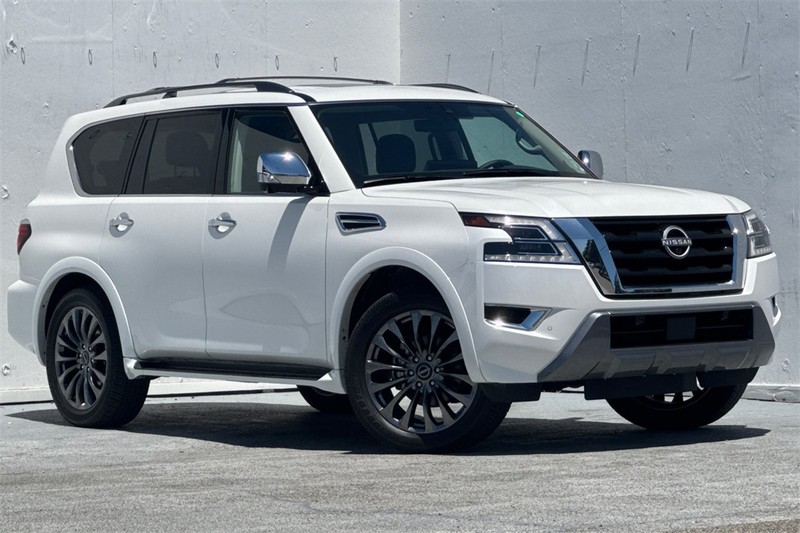 Nissan Armada Vehicle Full-screen Gallery Image 02