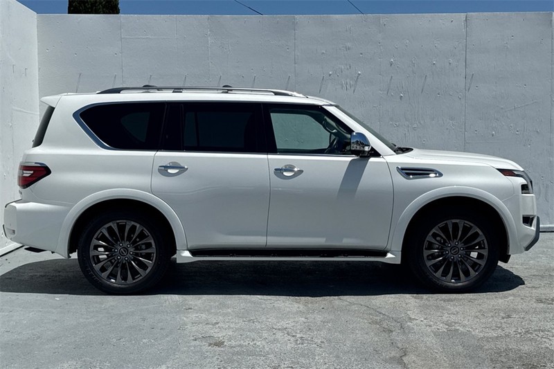 Nissan Armada Vehicle Full-screen Gallery Image 03