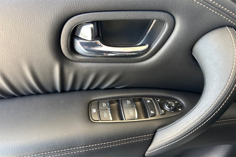 Nissan Armada Vehicle Full-screen Gallery Image 11
