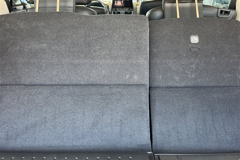 Nissan Armada Vehicle Full-screen Gallery Image 16
