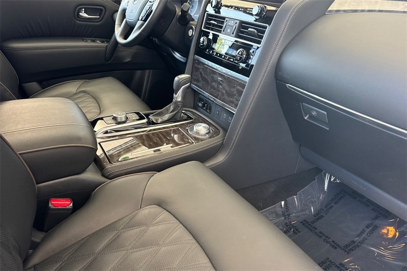 Nissan Armada Vehicle Full-screen Gallery Image 17