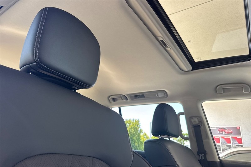 Nissan Armada Vehicle Full-screen Gallery Image 18